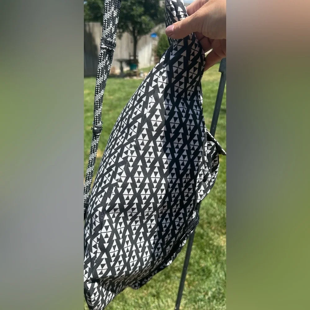 Kavu Rope Sling Bag Crossbody Backpack Black/White Geometric Triangles Trio - Picture 11 of 12